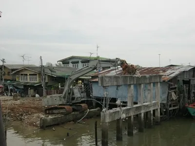 ตัดรื้อสะพานด้วย Floor Saw และแบคโฮติดหัวหนีบ
