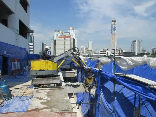 ดัดแปลงอาคารสูงด้วยหัวหนีบคอนกรีตติดรถ Excavator ขนาดเล็ก